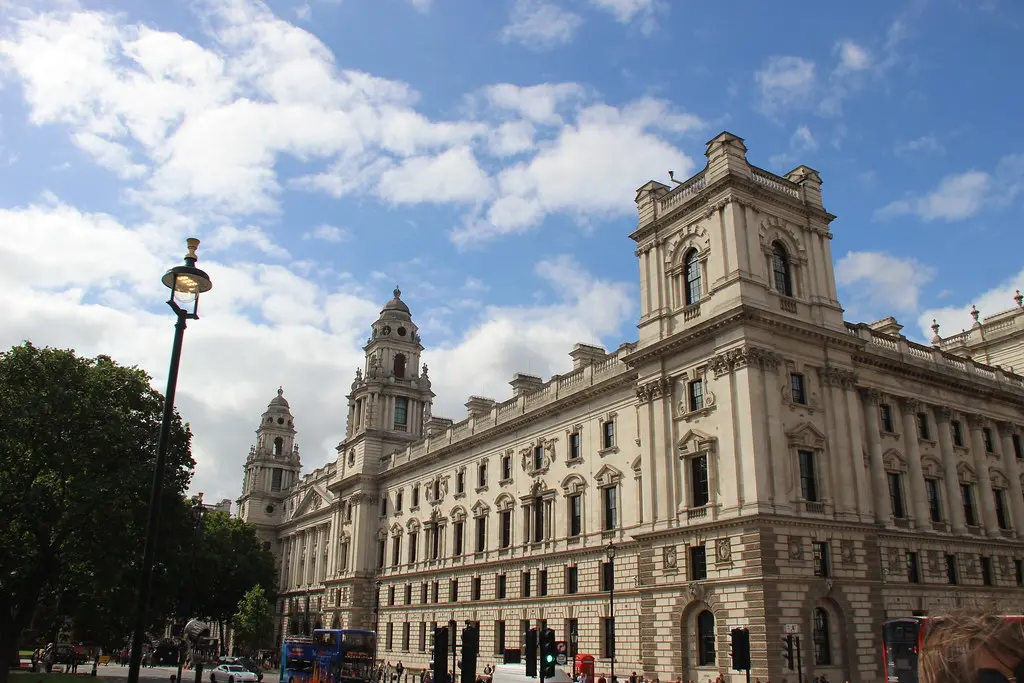 Das Gebäude der britischen Steuerbehörde HM Revenue & Customs in London unter einem leicht bewölkten Himmel.