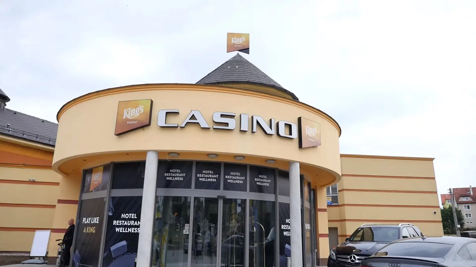 Eingang des Casinos im King's Resort mit gelber Fassade und Beschriftung.