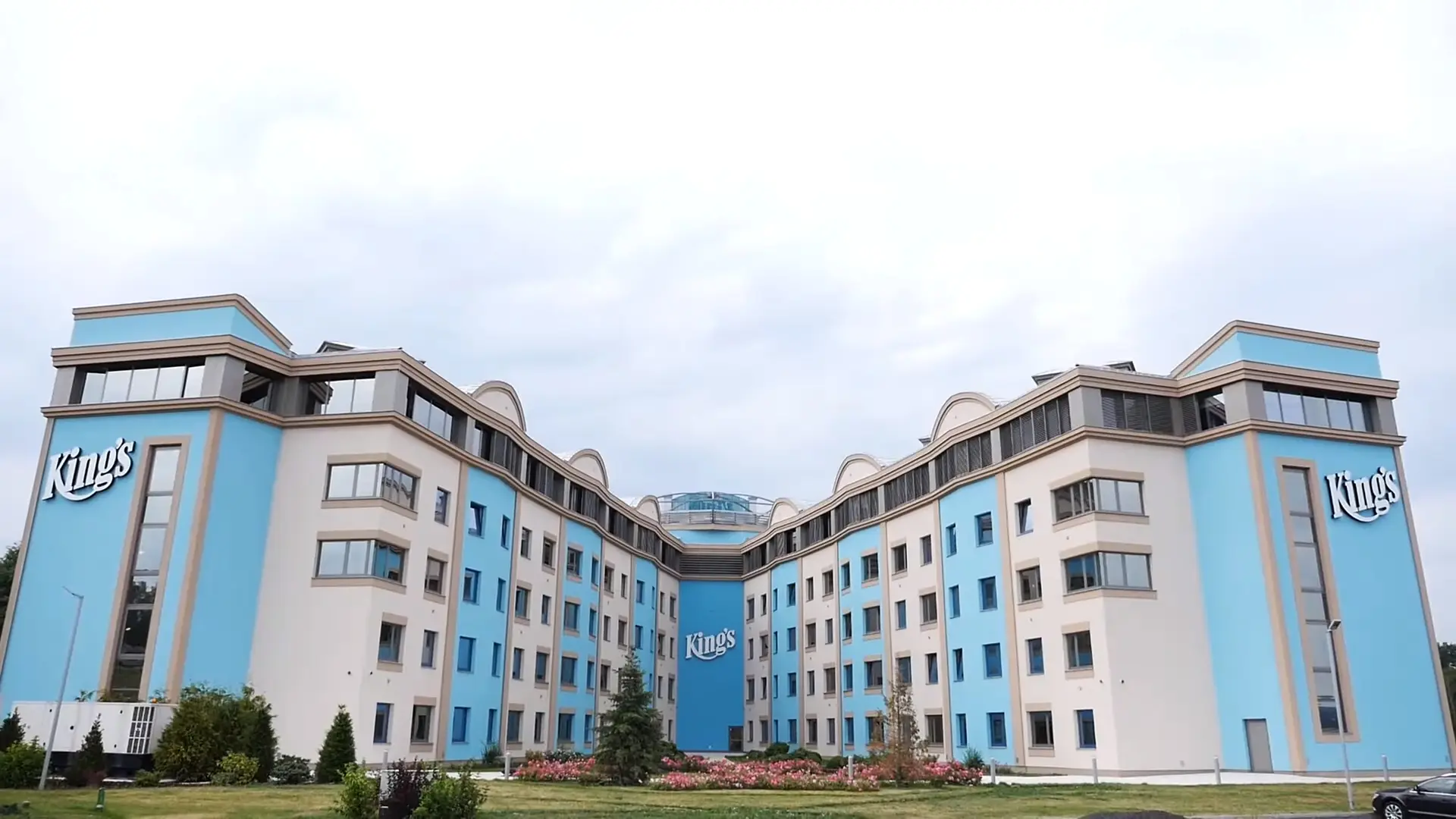 Außenansicht des King's Resort in Rozvadov mit seinen charakteristischen blau-weißen Gebäudeflügeln.