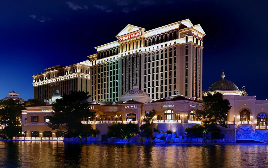 Das beleuchtete Caesars Palace Hotel und Casino in Las Vegas bei Nacht.