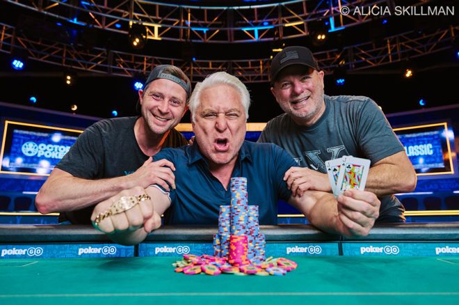 Emoties lopen hoog op bij WSOP: tranen van geluk bij vader en zoon die samen winnen.