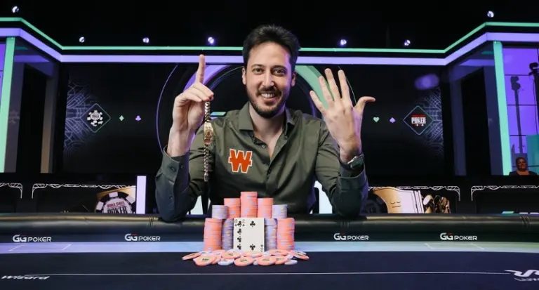 Adrian Mateos med sitt 6:e WSOP armband.