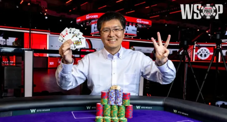 Naoya Kihara visar tre fingrar efter sitt tredje WSOP-armband i Las Vegas.