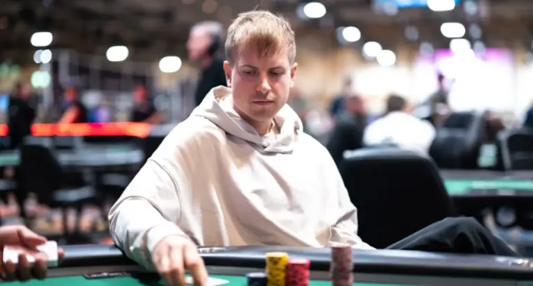 Viktor Blom vid pokerbordet under WSOP 2026 i Las Vegas.