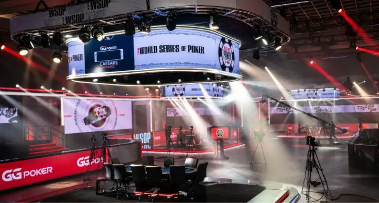 WSOP Main Event 2026:s tv-scen med pokerbord och kameror i Las Vegas.