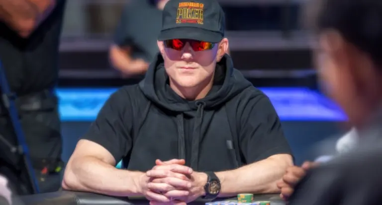 Jason Koon vid pokerbordet.