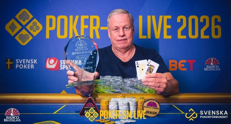 Christer Johansson med pokal och kort under Poker-SM Live 2026.