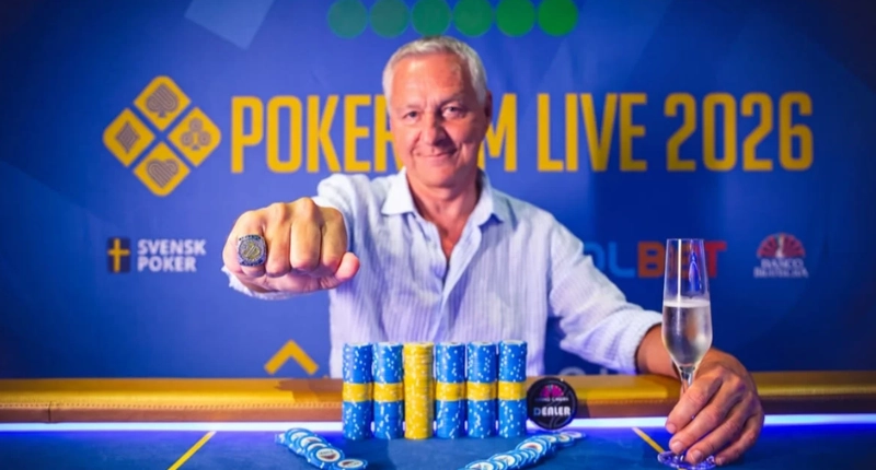 Per Hildebrand visar upp mästarringen under Poker-SM Live 2026.