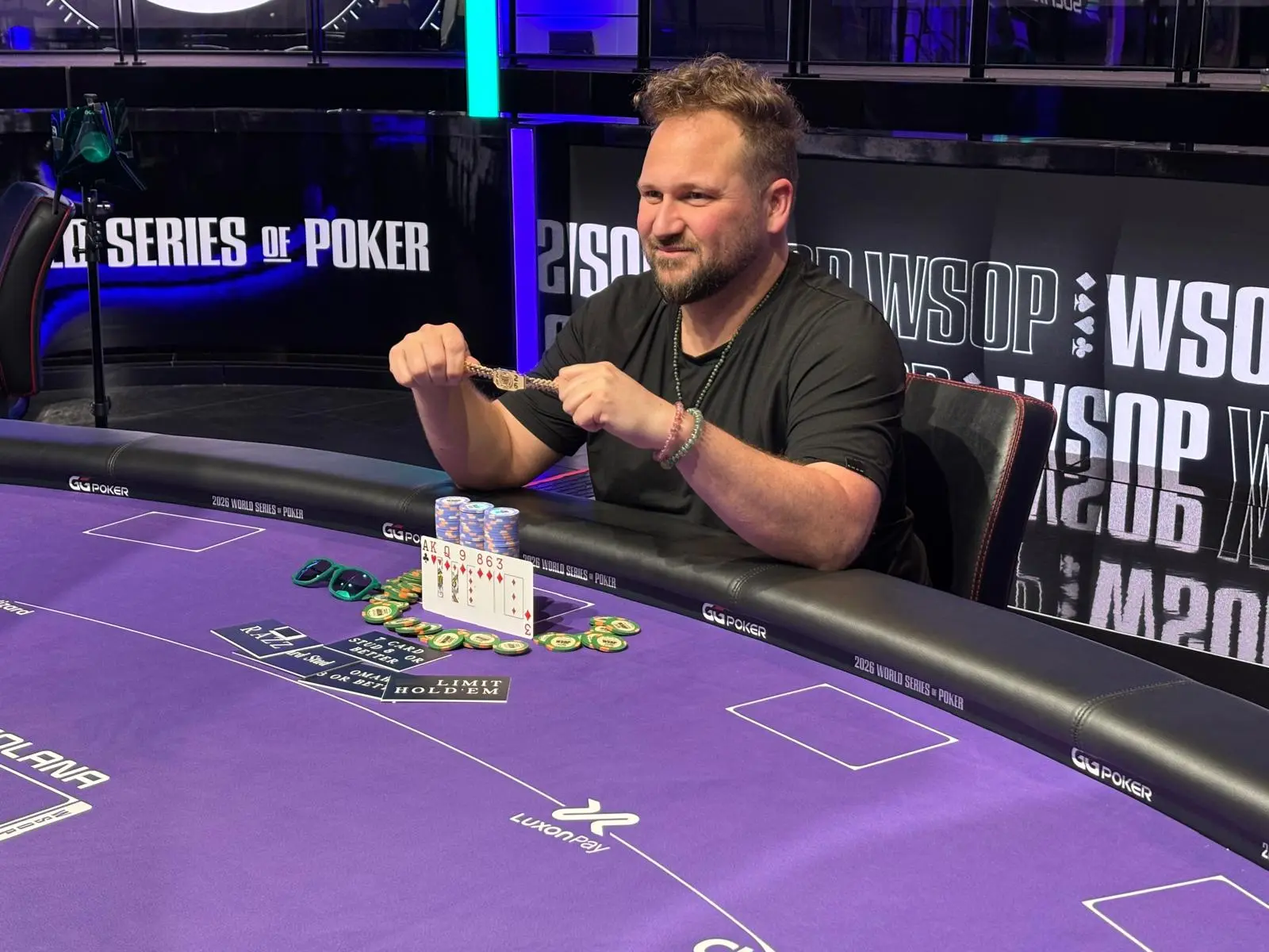 Calvin Anderson håller i ett guldarmband vid ett pokerbord under WSOP 2026.