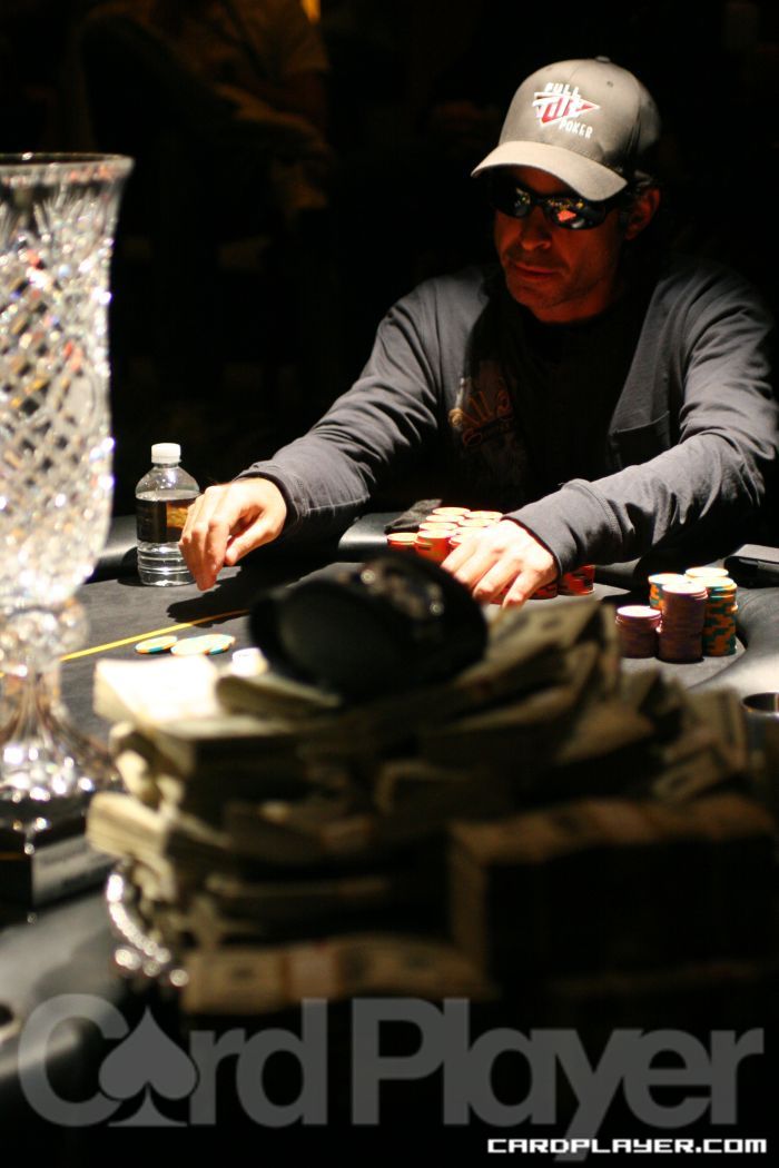 Singer at the final table Singer at the final table