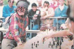 Sarwer playing 40 people simultaneously Sarwer playing 40 people simultaneously