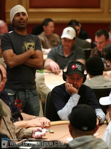 Ali Nejad (standing) checks in with Daniel Negreanu on Day 1b of the WPT World Championship