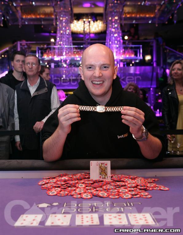 1747757175_original_Event1WinnerJesperHougaardHoldingtheBracelet_Large_.JPG