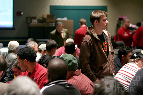 Scott "SCTrojans" Freeman (standing) checks out the field on Day 1b of the 2007 Foxwoods World Poker Finals