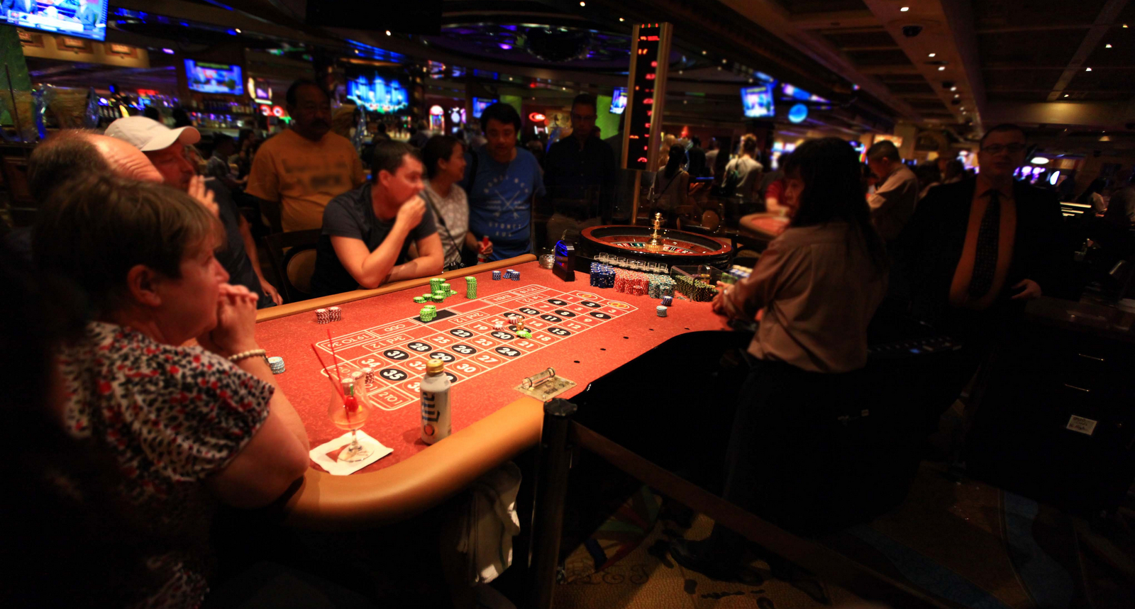 A picture of gamblers at a roulette table